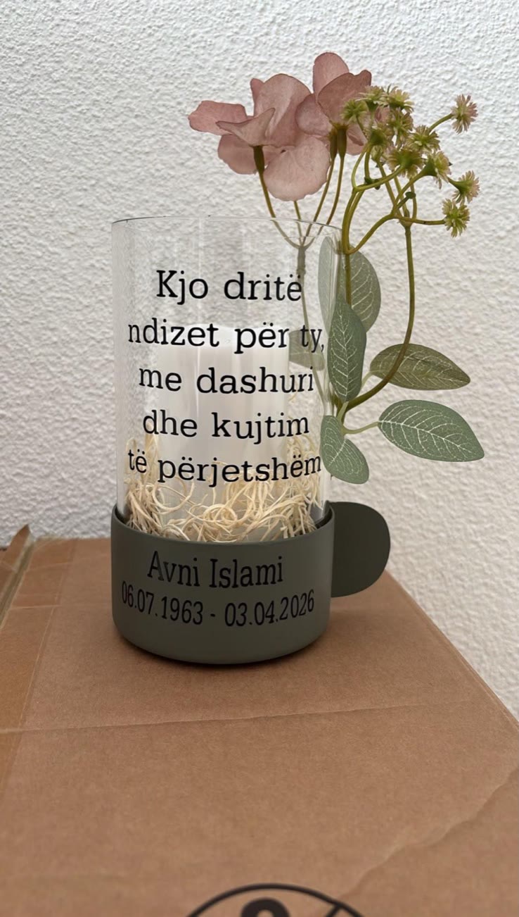Zylinder mit salbeigrünem Sockel, Gravur auf Glas und Sockel, rosa Hortensie