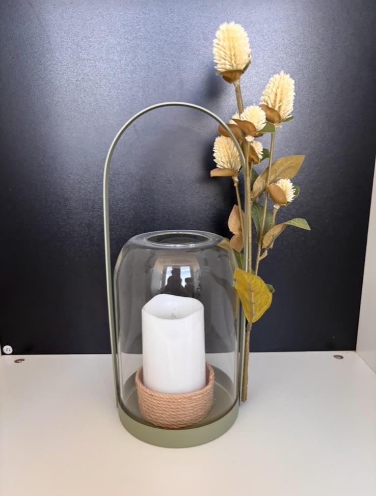 Laterne mit olivgrünem Bügel und Trockenblumen